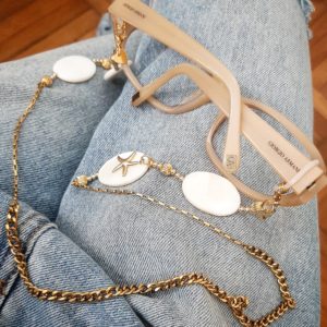 holder para lentes enchapado en oro de 18K.