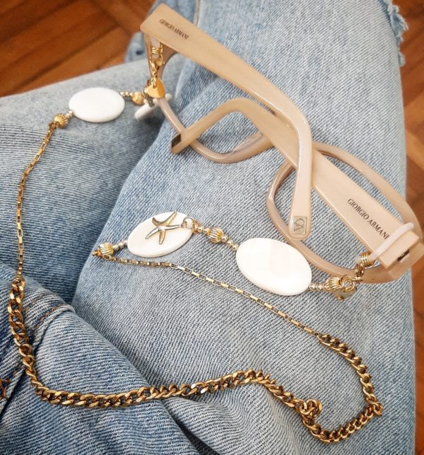 holder para lentes enchapado en oro de 18K.