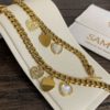 Pulsera de cadena cubana chunky con tres charms de corazones y broche especial.