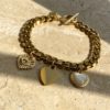 Pulsera de cadena cubana chunky con tres charms de corazones y broche especial.