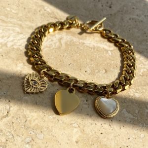 Pulsera de cadena cubana chunky con tres charms de corazones y broche especial.