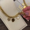 Pulsera de cadena cubana chunky con tres charms de corazones y broche especial.