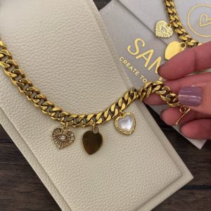 Pulsera de cadena cubana chunky con tres charms de corazones y broche especial.