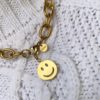 Una pieza de estilo chunky con eslabones gruesos y dije de smile