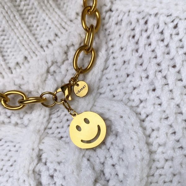 Una pieza de estilo chunky con eslabones gruesos y dije de smile