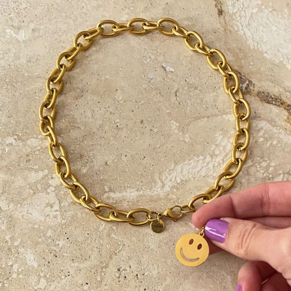 Una pieza de estilo chunky con eslabones gruesos y dije de smile