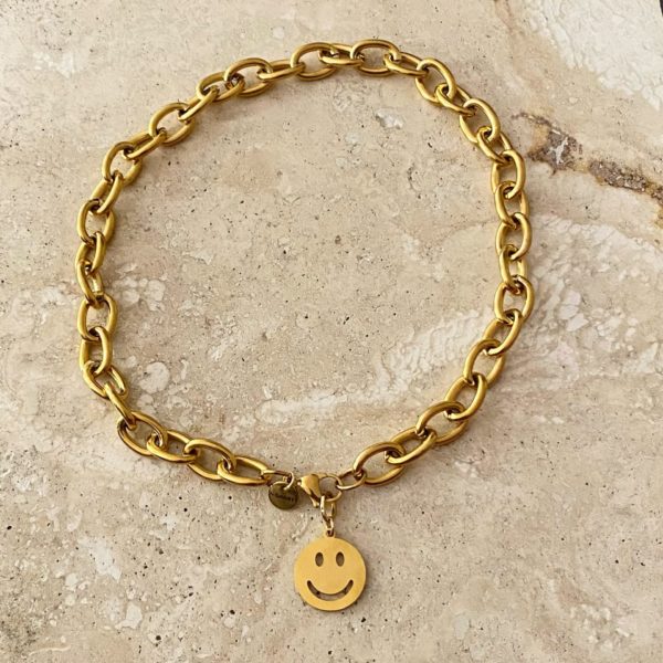 Una pieza de estilo chunky con eslabones gruesos y dije de smile