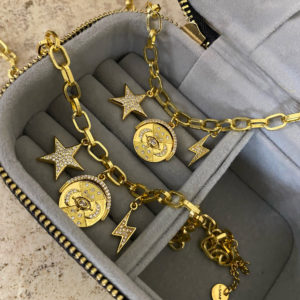 Cadena de eslabones con charms de luna, estrella y rayo enchapado en oro de 18K