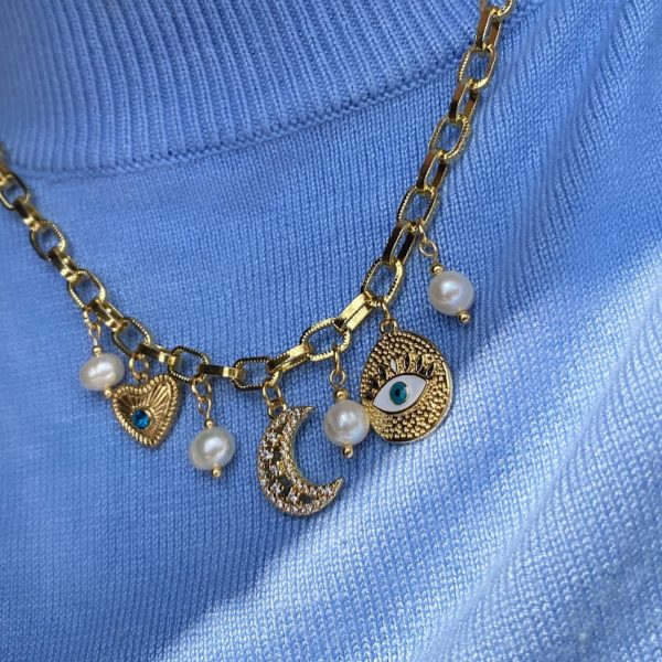 Collar con charms de ojo turco, luna, corazón y perlas de rio