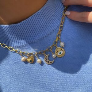 Collar con charms de ojo turco, luna, corazón y perlas de rio