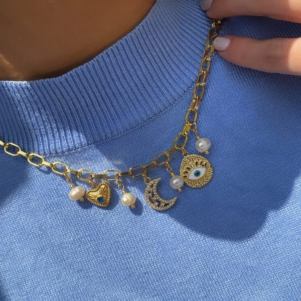Collar con charms de ojo turco, luna, corazón y perlas de rio