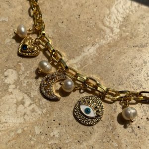 Collar con charms de ojo turco, luna, corazón y perlas de rio