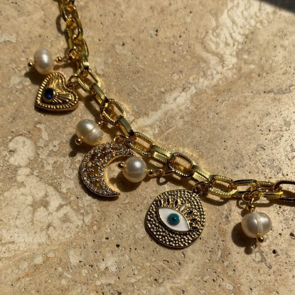 Collar con charms de ojo turco, luna, corazón y perlas de rio