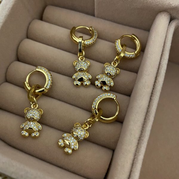 Argollas con dijes teddy y aplicaciones de multi circones.