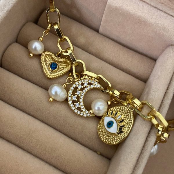 Collar con charms de ojo turco, luna, corazón y perlas de rio