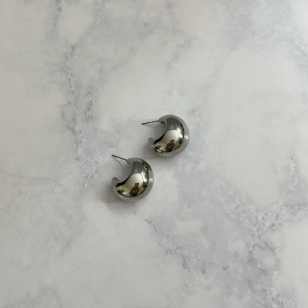 Aretes chunky en forma de media luna resistentes al agua waterproof