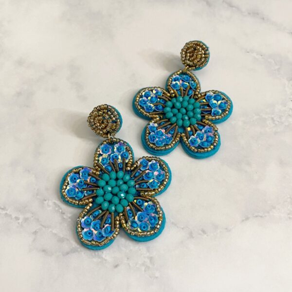 Aretes en forma de flor hechos a mano