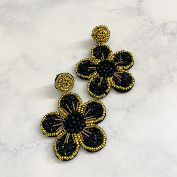 Aretes en forma de flor hechos a mano